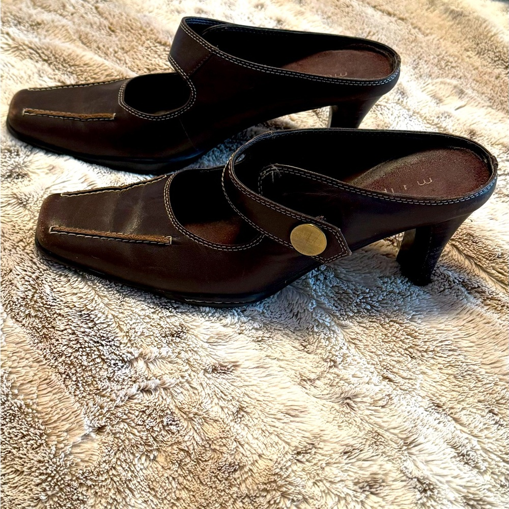 Ladie’s size 8.5, two-toned Italian leather high heel Maripe slides